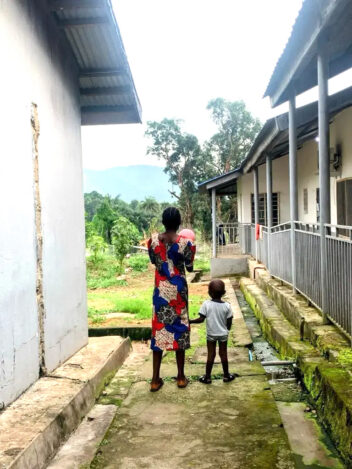 Mor, baby og barna på Masanga Hospital i Sierra Leone. Photo.