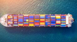 Hydrogen. Et containerskip sett ovenfra.
