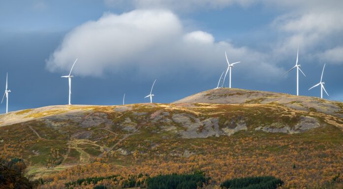 Vindturbiner på rekke i fjellet i Sortland.