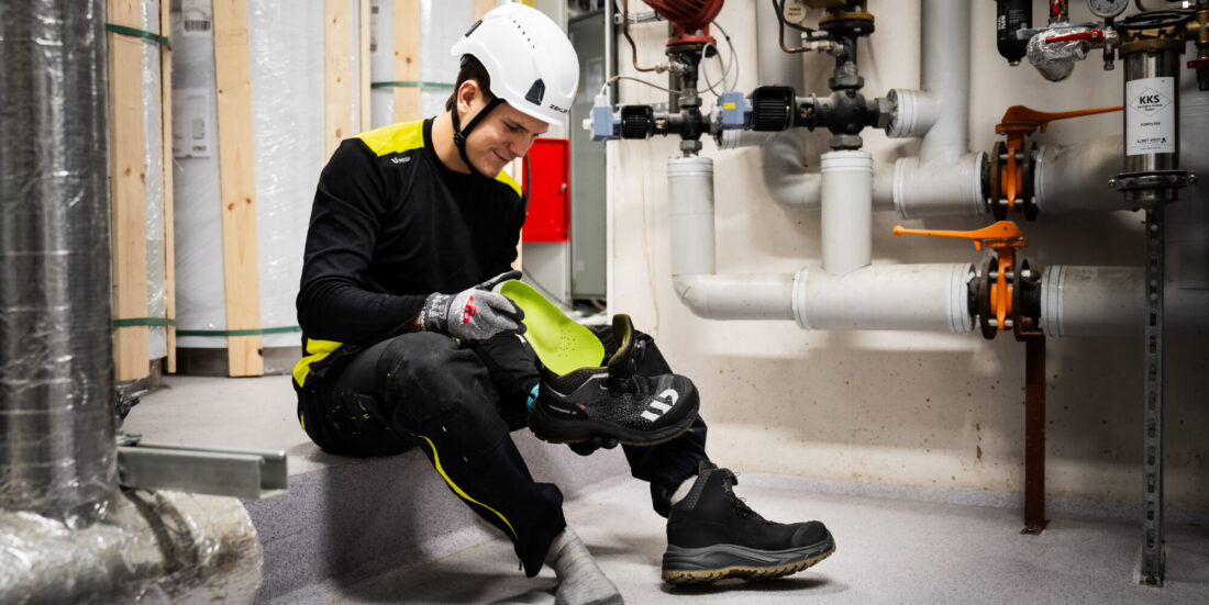 Vernesko er hverdagssko for svært mange som jobber i industri- og håndverksyrker. Forskere fra SINTEF har i samarbeid med industrien utviklet en ny produksjonsmetode som skal gi mer komfort og bedre ergonomi. Foto: Wenaas Workwear