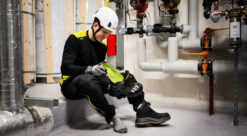 Vernesko er hverdagssko for svært mange som jobber i industri- og håndverksyrker. Forskere fra SINTEF har i samarbeid med industrien utviklet en ny produksjonsmetode som skal gi mer komfort og bedre ergonomi. Foto: Wenaas Workwear