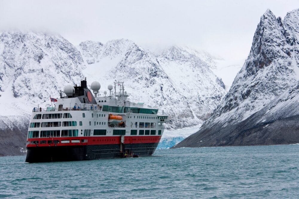 Cruiseskip seiler inn i Magdalenefjorden, Spitsbergen, Svalbard.