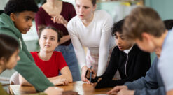 Seks ungdommer diskuterer sammen i et klasserom. Foto.