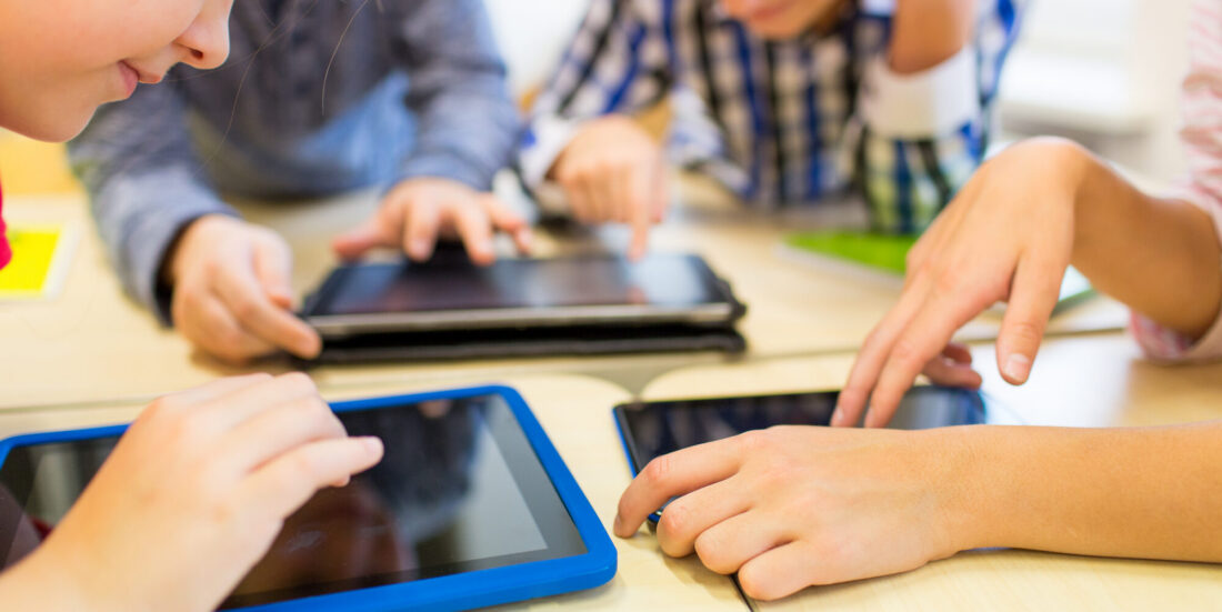 Skolebarn som bruker ipad