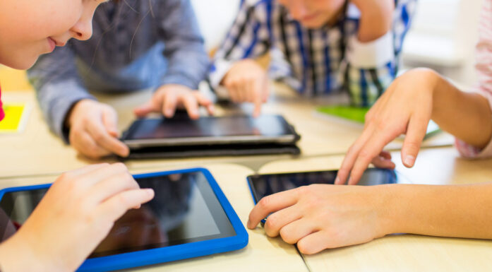 Skolebarn som bruker ipad