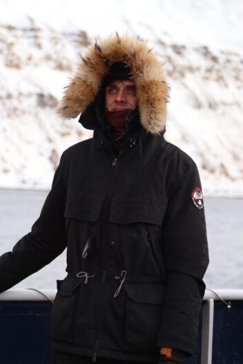 Leonard Günzel i full vintermundur på et skipsdekk.
