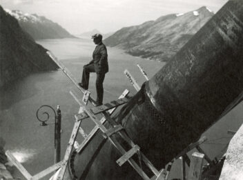 Man på rørledning under byggingen av Glomfjord kraftverk i 1918. Foto