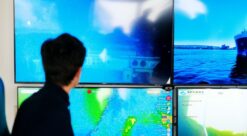 Bildet er hentet fra Norsk havteknologisenter, og viser en person foran en rekke skjermen med bilder fra skipsfart og havbunn.