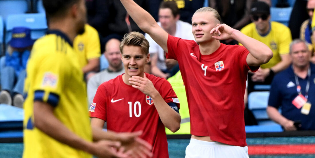 Bilde av Erling Braut Haaland og Martin Ødegaard i en landskamp mot Sverige