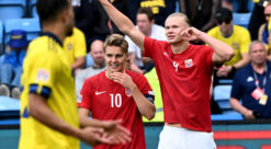 Bilde av Erling Braut Haaland og Martin Ødegaard i en landskamp mot Sverige