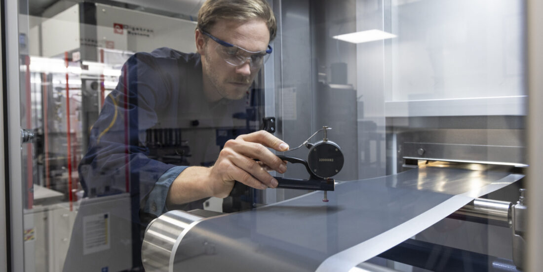 Har gjort morgendagens batterier mer klimavennlige, kraftige og effektive. Her måler forsker Frode Håskjold Fagerli tykkelsen på katodelaget som er utviklet som del av prosjektet IntelLiGent ved SINTEF Battery lab. Foto: Thor Nielsen/SINTEF