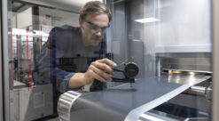 Har gjort morgendagens batterier mer klimavennlige, kraftige og effektive. Her måler forsker Frode Håskjold Fagerli tykkelsen på katodelaget som er utviklet som del av prosjektet IntelLiGent ved SINTEF Battery lab. Foto: Thor Nielsen/SINTEF