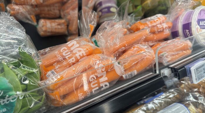 Snacksgulrot i grønnsaksdisk.