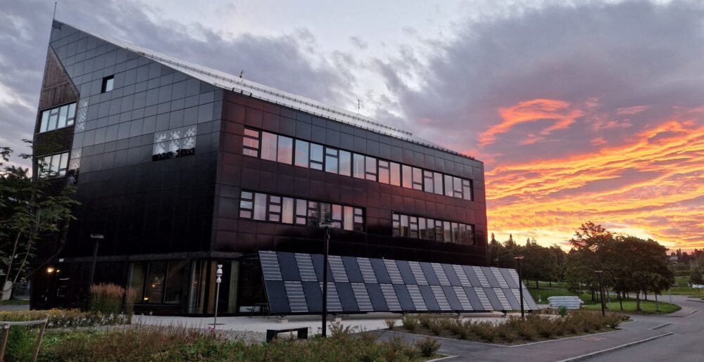 Zero Emissions Building Laboratory med solcellepaneler på tak og veggen. Foto.