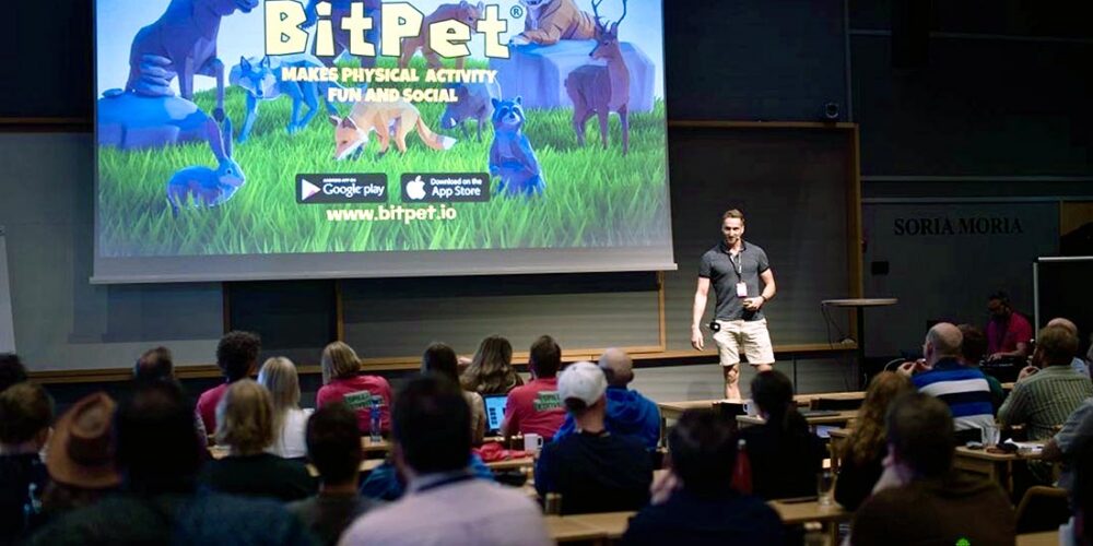 Mathias Grønstad presenterer spillet for publikum