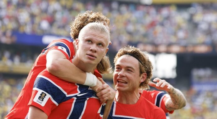 Erling Braut Haaland, Patrick Berg og flere norske spillere som feirer.