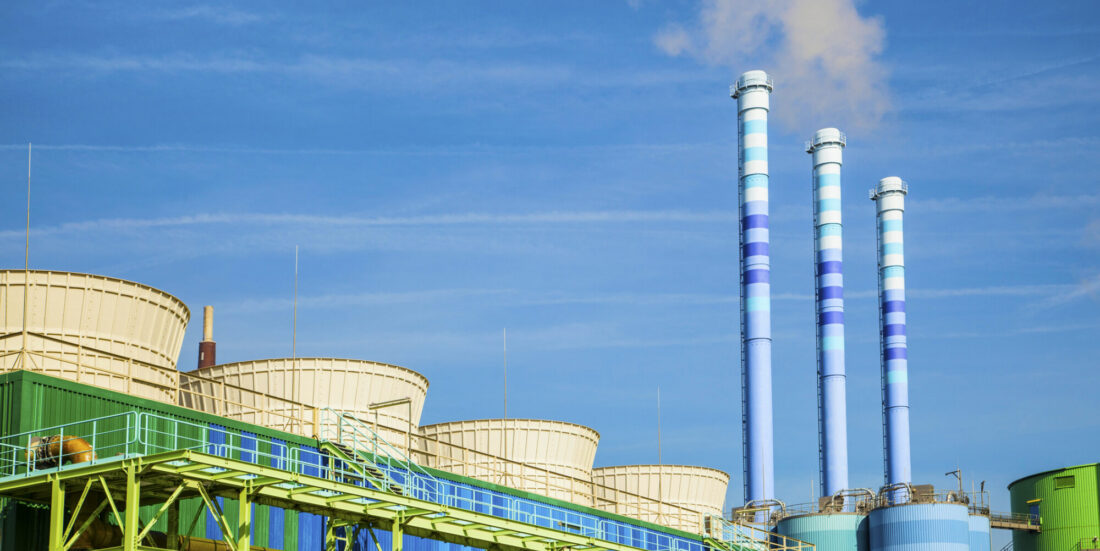 Røyk fra kjemikalieproduserende industri. Istock.