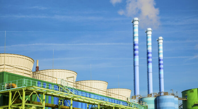 Røyk fra kjemikalieproduserende industri. Istock.