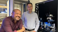 Emre Yaksi og Anh-Tuan Trinh i laboratoriet.