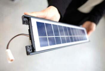 En hånd med et solcellepanel.