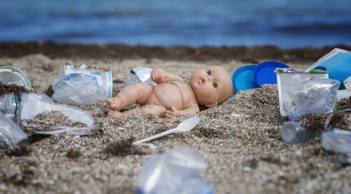 Plastforurensning på en strand.