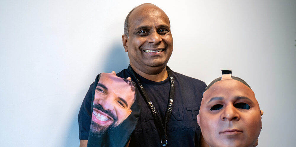Raghavendra Ramachandra viser fram to masker. Foto.