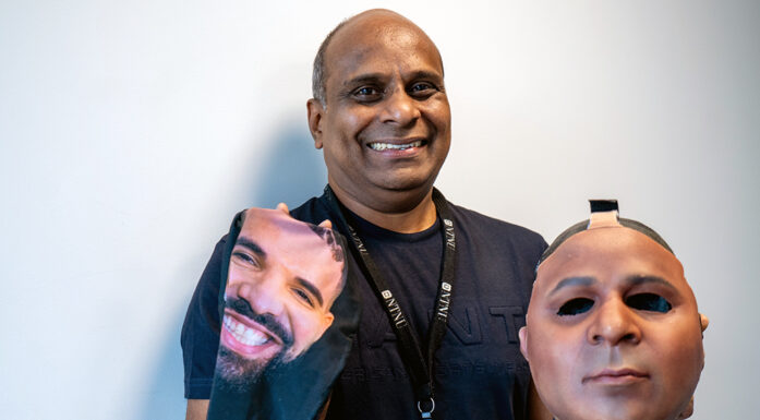Raghavendra Ramachandra viser fram to masker. Foto.