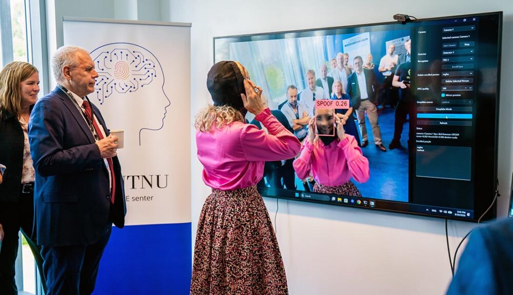 Karianne Tung prøver en maske. Foto.