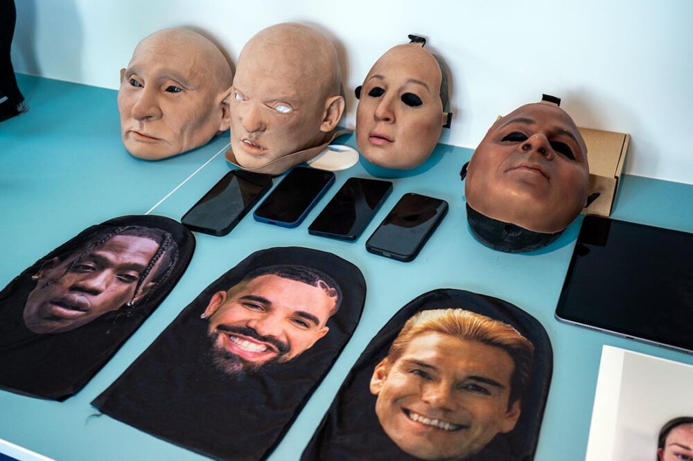 Masker på et bord. Foto.