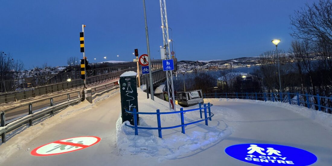 Ny skilttype basert på LED-lys over Tromsøbrua. Godt synlig i mørket. Tromsøbrua_Foto Lars Åke Andersen Troms fylkeskommune