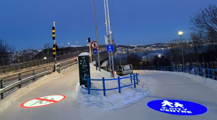 Ny skilttype basert på LED-lys over Tromsøbrua. Godt synlig i mørket. Tromsøbrua_Foto Lars Åke Andersen Troms fylkeskommune