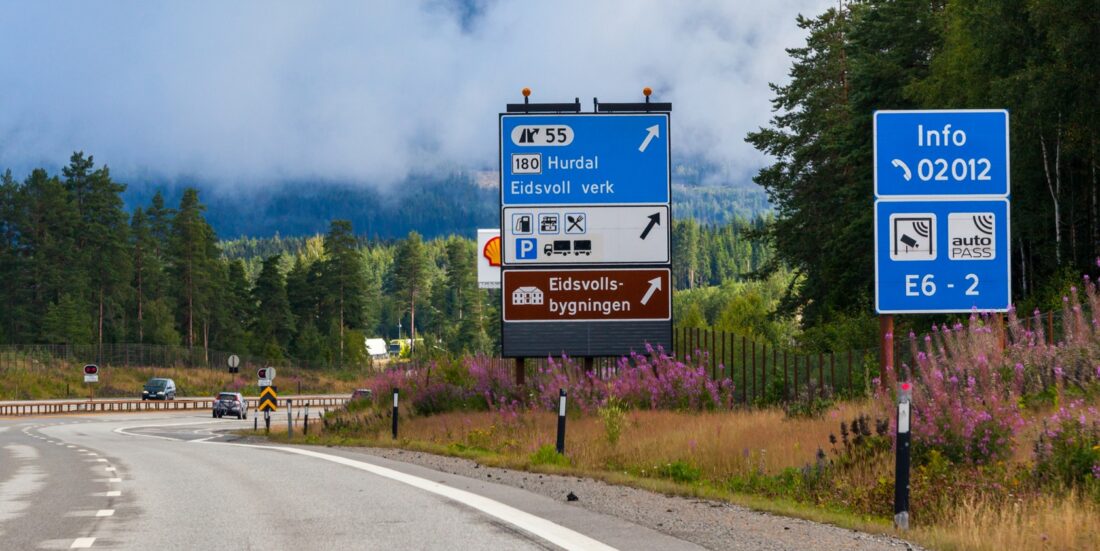 Norsk veg med bilder og skilt som viser område og at det er bomveg.