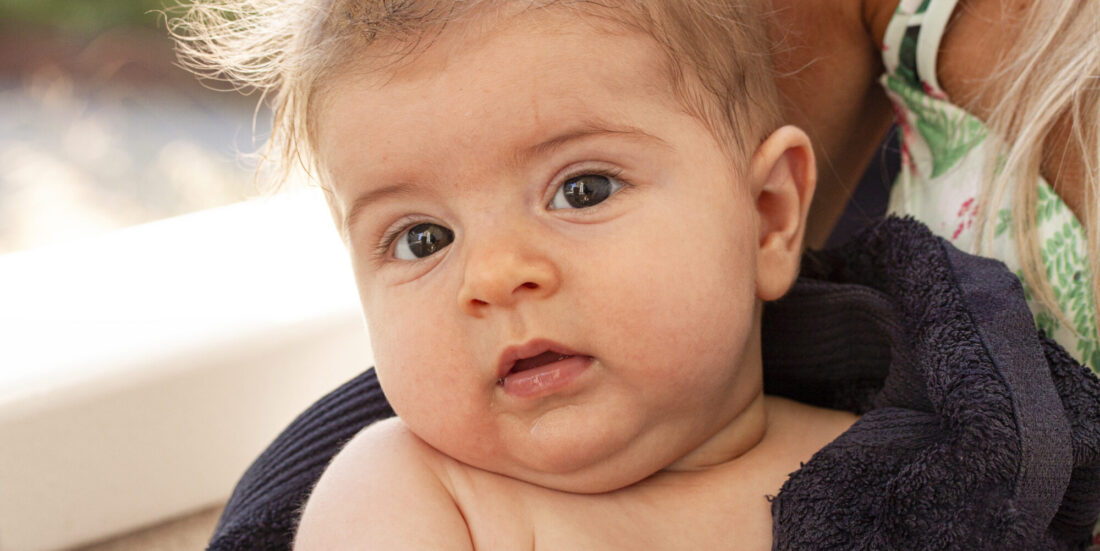 Foto av en litt lubben baby.