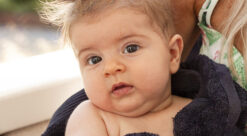 Foto av en litt lubben baby.
