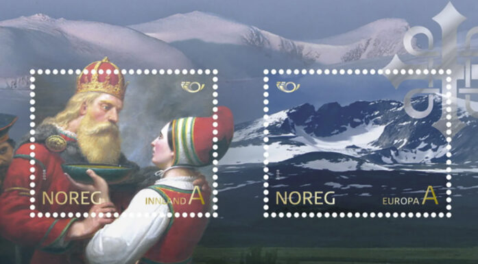 En mann med krone på hodet og en kvinne i samisk drakt står tett mot hverandre i forgrunnen av et landskap med fjell. Maleri.