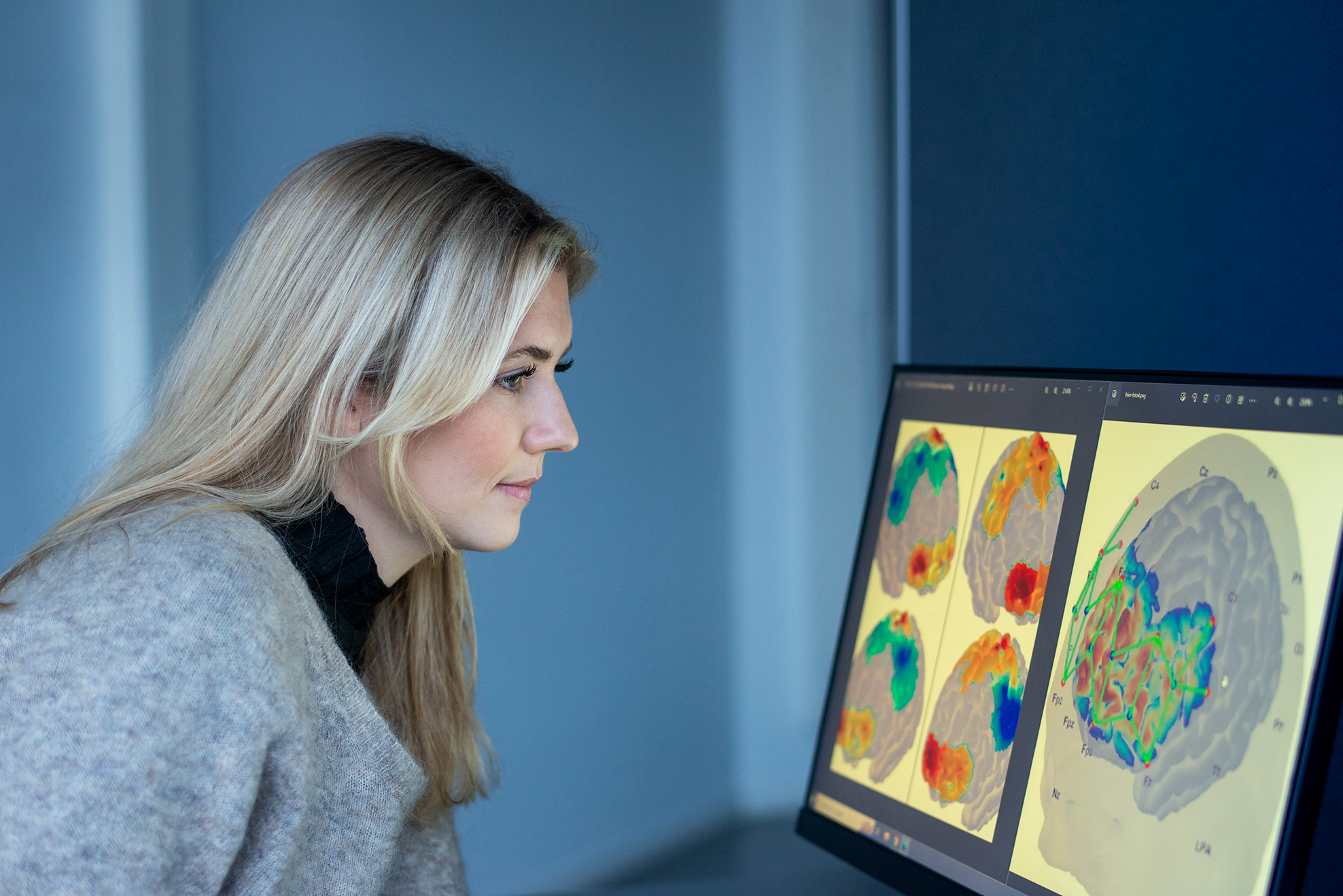 Analyserer: Sandra Klonteig studerer analyser av fNIRS-data, en teknologi som måler blodstrømmen i hjernen. Dette gir informasjon om hvilke deler av hjernen som er aktive og bruker energi. Foto: Sonja Balci/OsloMet