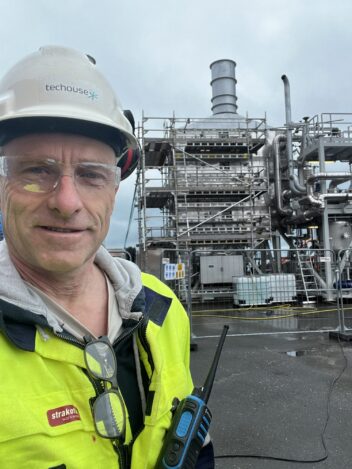 Pål Kloster i Teckhouse foran anlegget. Selfie. 