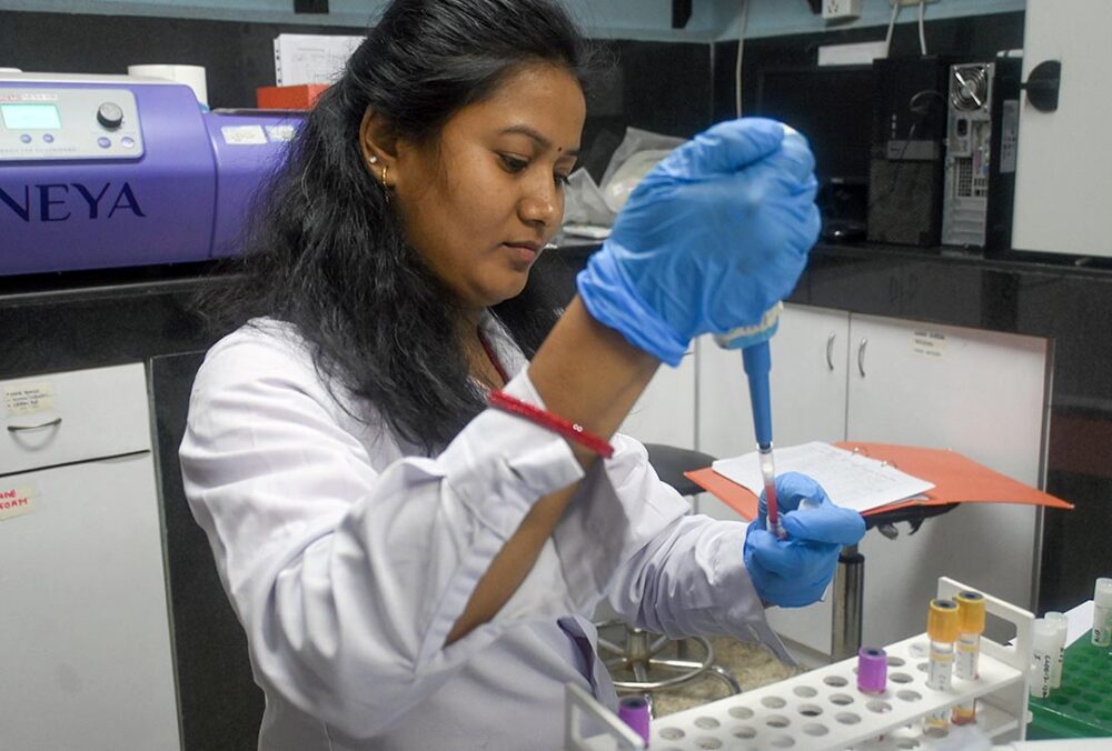 Forskningsassistent og laboratorietekniker Sarita Gosain blander blodprøver med konserveringsmidler som stabiliserer og bevarer blodcellene. Foto.