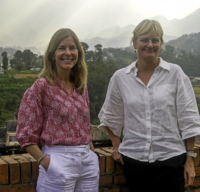 Forskerne Trude Flo og Kari Risnes står på en veranda i Nepal