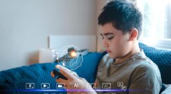Skolegutt ser på smarttelefonen