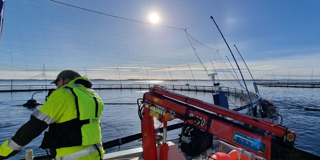 Forsker Eivind Lona i SINTEF. Bildet er tatt om bord i Torra i forbindelse med et feltforsøk på Rataren. Foto: SINTEF