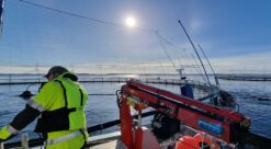 Forsker Eivind Lona i SINTEF. Bildet er tatt om bord i Torra i forbindelse med et feltforsøk på Rataren. Foto: SINTEF