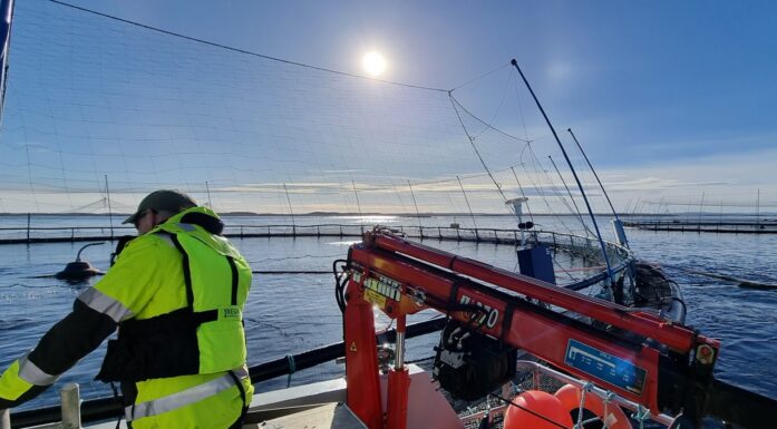Forsker Eivind Lona i SINTEF. Bildet er tatt om bord i Torra i forbindelse med et feltforsøk på Rataren. Foto: SINTEF