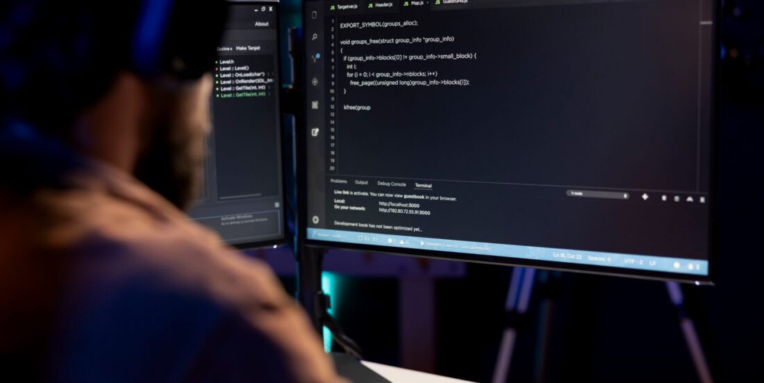 Programmerer skriver kode.