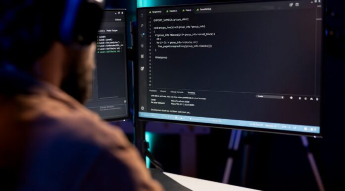 Programmerer skriver kode.