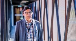 Alok Mishra står i en korridor. Foto.