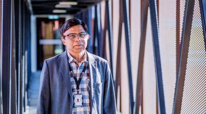 Alok Mishra står i en korridor. Foto.