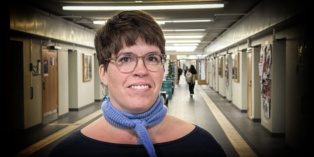 Portrett av kvinne med en korridor i bakgrunnen