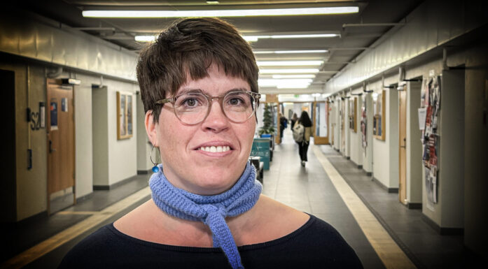 Portrett av kvinne med en korridor i bakgrunnen
