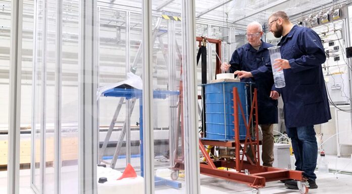 Egil Skybakmoen og Kent Robert Molvik i et laboratorium. Foto.